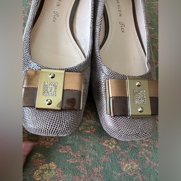 Anne Klein iFlex Jadelyn Leather Bronze Gold Low Kitten Heel Shoes Size 8.5 M. - Picture 3 of 9